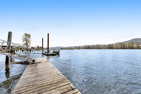 Private Dock! 'Escape on the River' in Cathlamet House in Washington