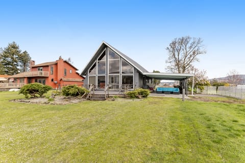 Private Dock! 'Escape on the River' in Cathlamet House in Washington