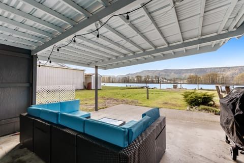 Private Dock! 'Escape on the River' in Cathlamet House in Washington