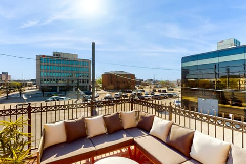 'Downtown Delight' w/ Patio! 1 Mi to Ball State Apartment in Muncie