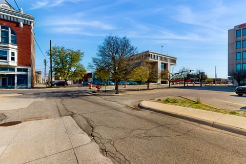 'Downtown Delight' w/ Patio! 1 Mi to Ball State Apartment in Muncie