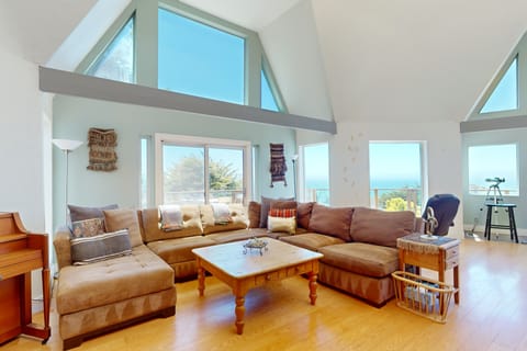 4BR Dog-Friendly House w/ Ocean View House in Mendocino County