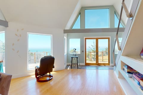 4BR Dog-Friendly House w/ Ocean View House in Mendocino County