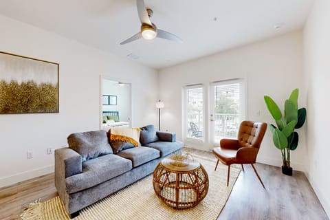 2 Mi to UF Campus! Dog-Friendly Condo w/ Pool Apartment in Gainesville