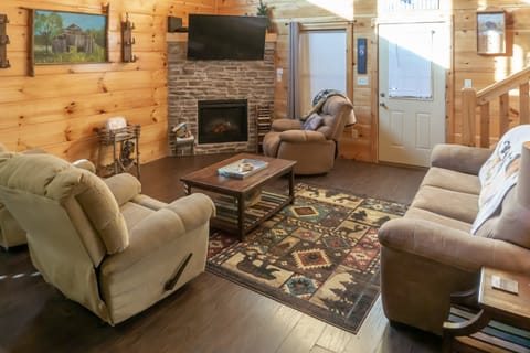 2 BR Pigeon Forge Home w/ Porch & Hot Tub House in Pigeon Forge