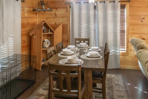 2 BR Pigeon Forge Home w/ Porch & Hot Tub House in Pigeon Forge