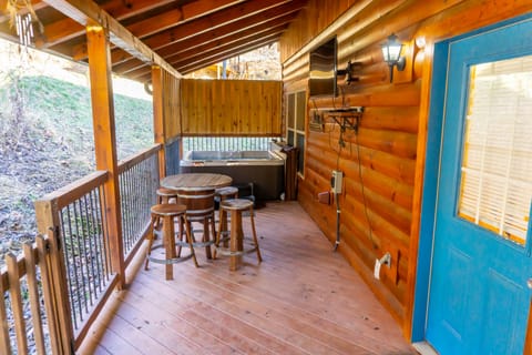 2 BR Pigeon Forge Home w/ Porch & Hot Tub House in Pigeon Forge