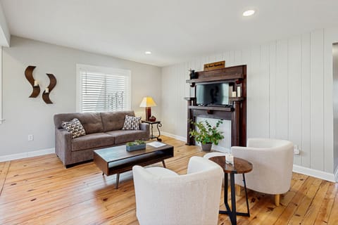 2BR House in Town w/ Laundry, WiFi, Pond House in Black Mountain