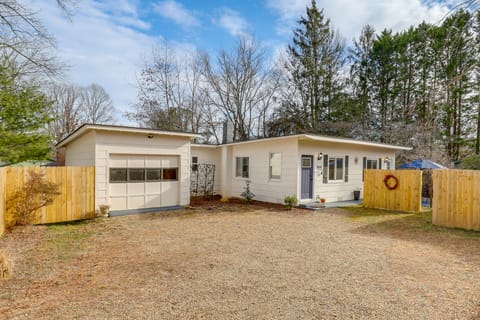 2BR House in Town w/ Laundry, WiFi, Pond House in Black Mountain