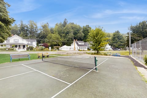 Steps to Crystal Lake! Group Getaway w/ Hot Tub House in Beulah