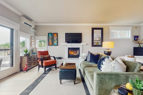 Cascade Mtn & Water Views! Couples Getaway Apartment in Langley