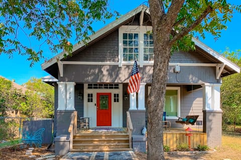 < 2 Mi to Dtwn Waco! Whimsical Home w/ Porch House in Waco