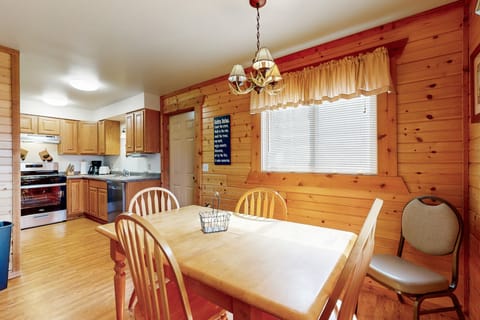 Adventure Basecamp! Three Bears Resort Retreat Apartment in Warrens