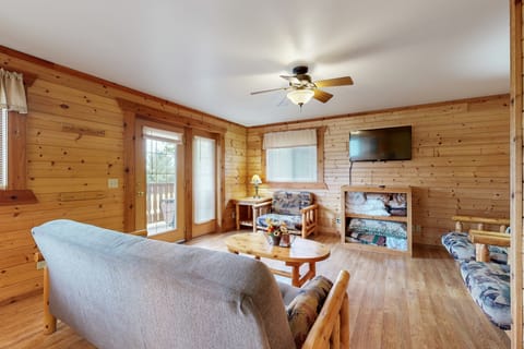 Adventure Basecamp! Three Bears Resort Retreat Apartment in Warrens