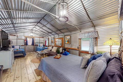 1BR Bunkhouse w/ River View, Canoe & Grill House in Florida