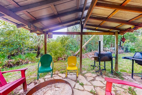 1BR Bunkhouse w/ River View, Canoe & Grill House in Florida