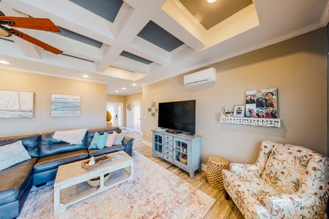 Large Waterfront Lake Murray Home w/ Dock House in Lake Murray