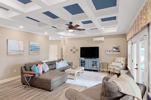 Large Waterfront Lake Murray Home w/ Dock House in Lake Murray