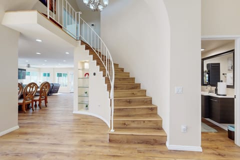 4 BR Home in Rancho Cucamonga Hills - Luxury House in Upland