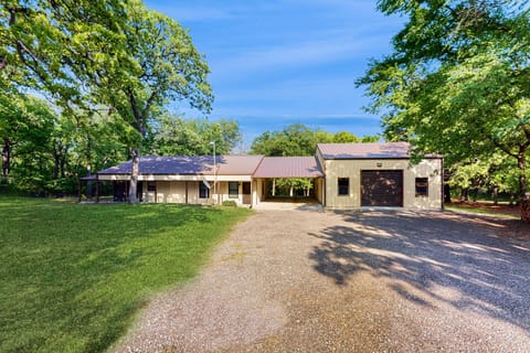 2BR Escape on Large Lot w/ Fire Pit House in Lake Texoma