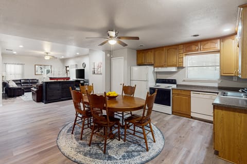 2BR Escape on Large Lot w/ Fire Pit House in Lake Texoma