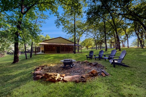2BR Escape on Large Lot w/ Fire Pit House in Lake Texoma