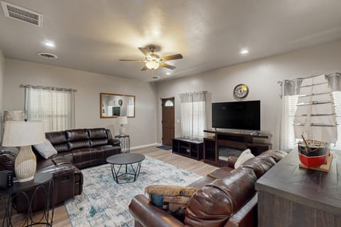 2BR Escape on Large Lot w/ Fire Pit House in Lake Texoma