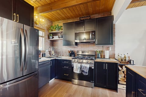 2BR Cabin - Close to Big Bear & Lake Arrowhead House in Arrowbear Lake