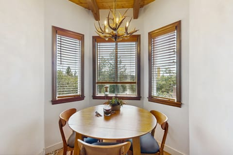 2BR Cabin - Close to Big Bear & Lake Arrowhead House in Arrowbear Lake