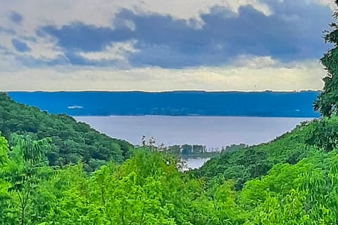 Hot Tub, River Views! Luxurious Wisconsin Retreat House in Iowa