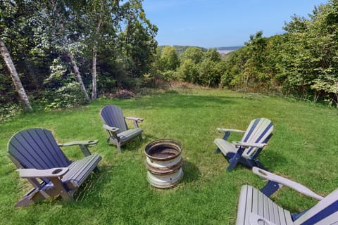 Hot Tub, River Views! Luxurious Wisconsin Retreat House in Iowa