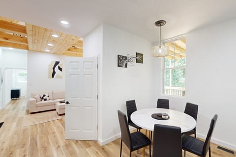 Forest Views & Grill! Lynchburg Treehouse Retreat House in Lynchburg