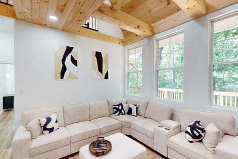 Forest Views & Grill! Lynchburg Treehouse Retreat House in Lynchburg