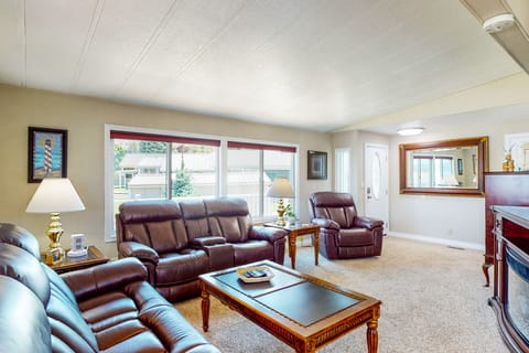 Paradise Point: Lakefront Escape w/ Views House in Franklin D Roosevelt Lake