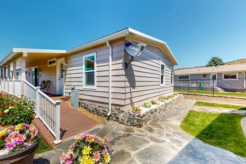 Paradise Point: Lakefront Escape w/ Views House in Franklin D Roosevelt Lake