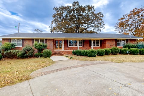 Pool, Fire Pit & Pond: Angler's Retreat in Griffin House in Georgia