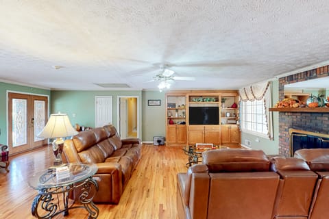 Pool, Fire Pit & Pond: Angler's Retreat in Griffin House in Georgia