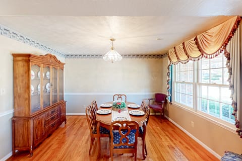 Pool, Fire Pit & Pond: Angler's Retreat in Griffin House in Georgia