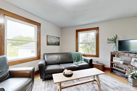 Bring Your Pup! Historic Family Home in Darlington House in Wisconsin