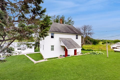 Bring Your Pup! Historic Family Home in Darlington House in Wisconsin