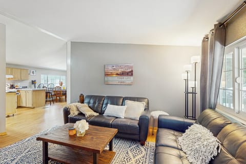 Steps to Phillips Lake! Retreat w/ Furnished Deck House in Puget Sound