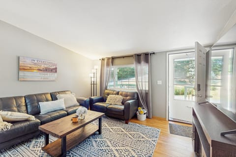 Steps to Phillips Lake! Retreat w/ Furnished Deck House in Puget Sound