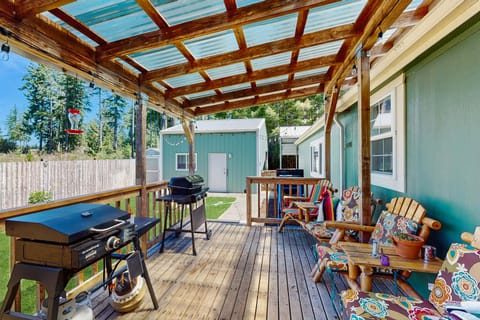 Steps to Phillips Lake! Retreat w/ Furnished Deck House in Puget Sound