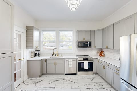 < 2 Mi Dtwn Augusta: Charming Historic Home House in North Augusta