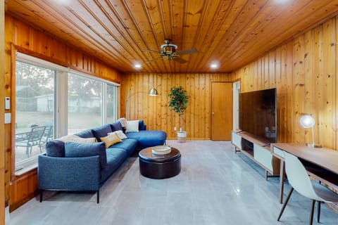 Steps to Lake Hollingsworth! Dog-Friendly Retreat House in Lakeland