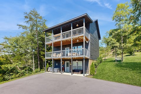 1 Mi to Douglas Lake! Mtn-View Haven w/ Hot Tub House in Douglas Lake