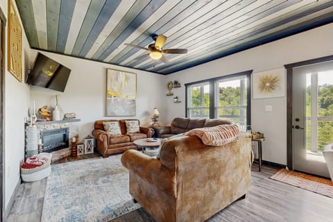 1 Mi to Douglas Lake! Mtn-View Haven w/ Hot Tub House in Douglas Lake