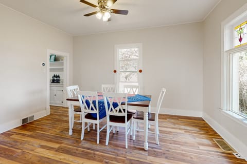 Gateway to Yellowstone & Tetons! Mtn-View Retreat House in Ashton