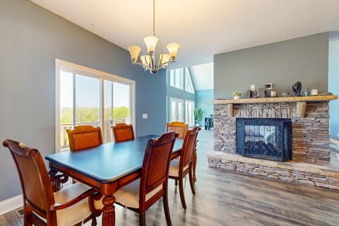 Lebanon Family Riverfront Hideaway: Dogs Welcome House in Old Hickory Lake