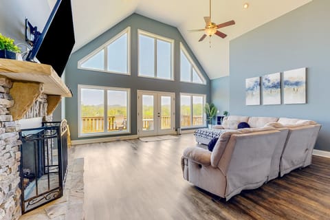 Lebanon Family Riverfront Hideaway: Dogs Welcome House in Old Hickory Lake